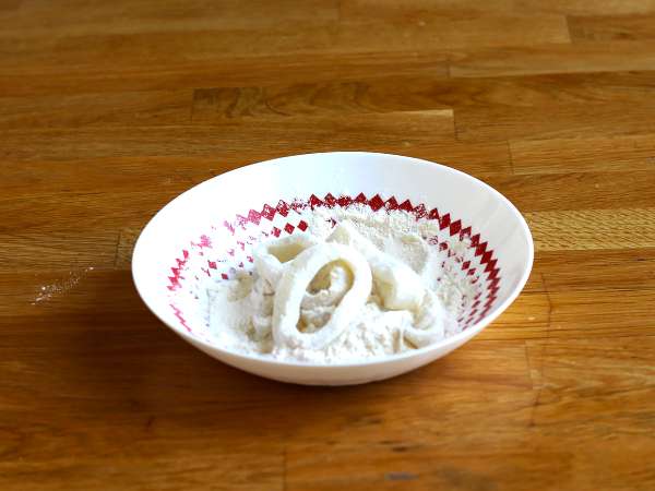 Calamares a la romana - панирани калмари в тесто - Подготовка стъпка 3