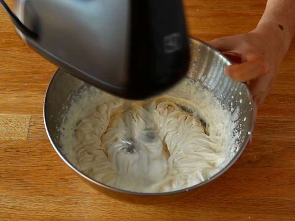 Вкусна шарлота в стил тирамису без яйца - Подготовка стъпка 3