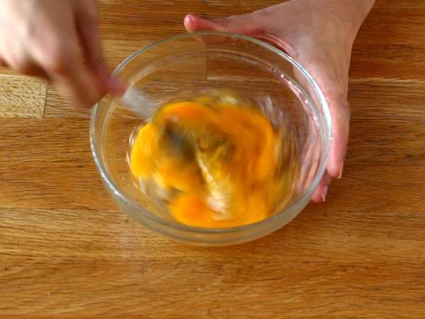 Експресен сандвич с омлет - Сандвич с омлет с френски тост - Хак за сандвич с яйца - Подготовка стъпка 1