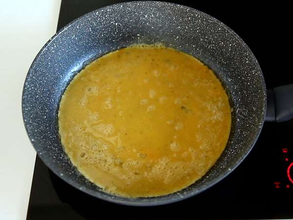 Експресен сандвич с омлет - Сандвич с омлет с френски тост - Хак за сандвич с яйца - Подготовка стъпка 2