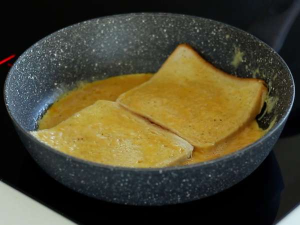 Експресен сандвич с омлет - Сандвич с омлет с френски тост - Хак за сандвич с яйца - Подготовка стъпка 3