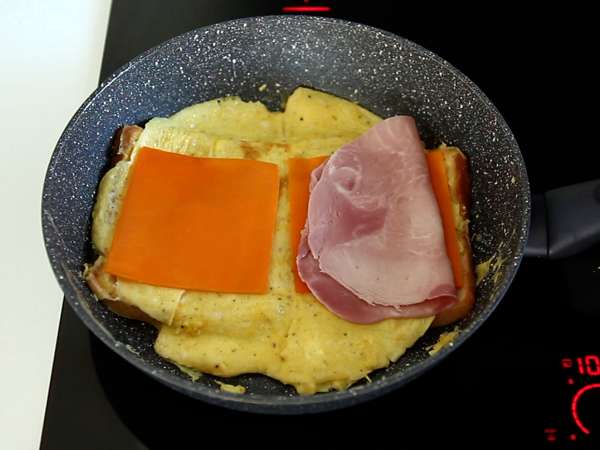 Експресен сандвич с омлет - Сандвич с омлет с френски тост - Хак за сандвич с яйца - Подготовка стъпка 4