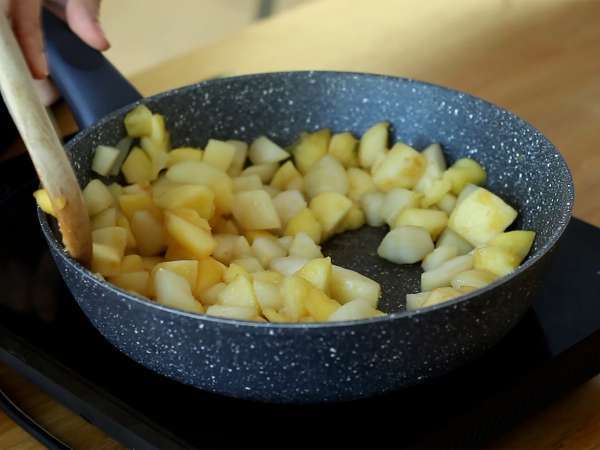 Изключително хрупкаво и топящо се ябълково-крушово трохи - Подготовка стъпка 1