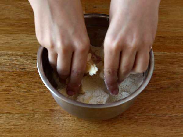 Изключително хрупкаво и топящо се ябълково-крушово трохи - Подготовка стъпка 2