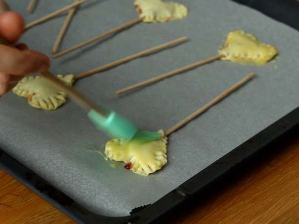 Изключително хрупкави сърца от бутер тесто с малини и шоколадов пай - Подготовка стъпка 6