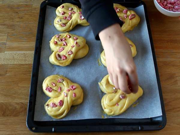 Изключително меки кифлички със сърца за Деня на влюбените - Подготовка стъпка 11