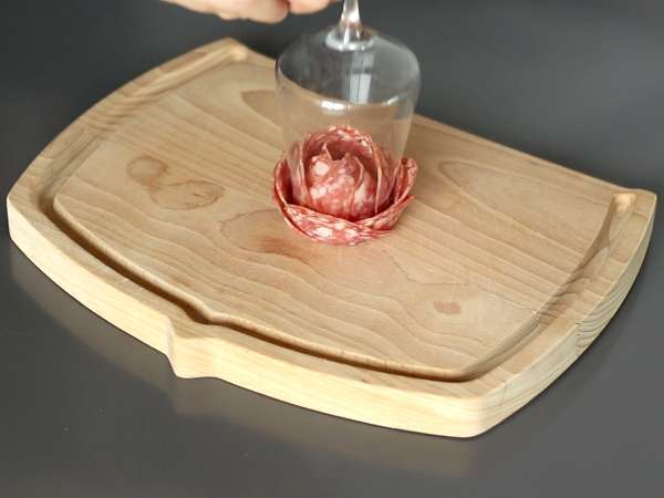 Как да приготвите плата с колбаси? Сгънете я във формата на роза! - Подготовка стъпка 3