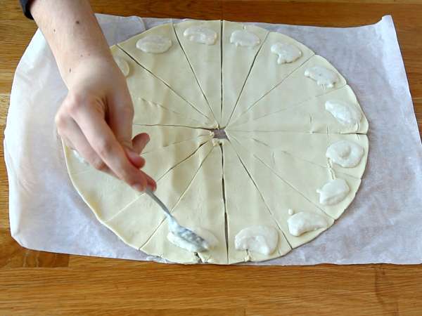 Кроасани от бутер тесто със сос бешамел, шунка и сирене - Подготовка стъпка 1