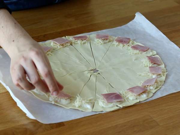 Кроасани от бутер тесто със сос бешамел, шунка и сирене - Подготовка стъпка 2