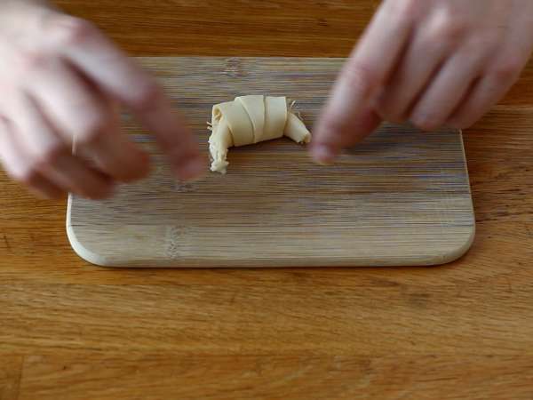 Кроасани от бутер тесто със сос бешамел, шунка и сирене - Подготовка стъпка 3