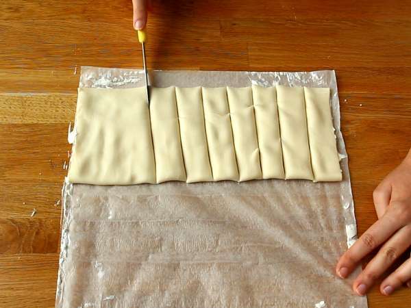 Извивки от бутер тесто със сирене и магданоз: задължително за аперитива - Подготовка стъпка 2