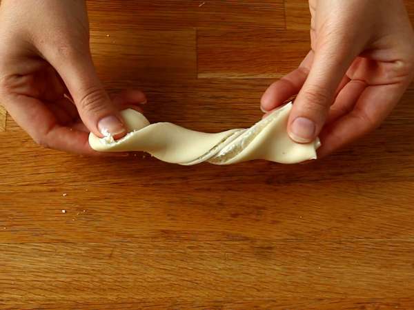 Извивки от бутер тесто със сирене и магданоз: задължително за аперитива - Подготовка стъпка 3