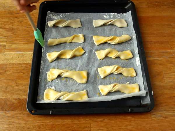 Извивки от бутер тесто със сирене и магданоз: задължително за аперитива - Подготовка стъпка 4