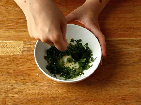 Извивки от бутер тесто със сирене и магданоз: задължително за аперитива - Подготовка стъпка 6