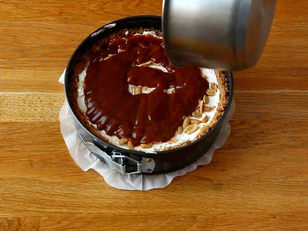 Изключително вкусен чийзкейк в стил Snickers - Подготовка стъпка 7