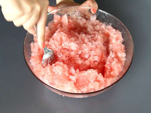 Фрозе от диня: супер освежаващият коктейл от гранита с розе! - Подготовка стъпка 4