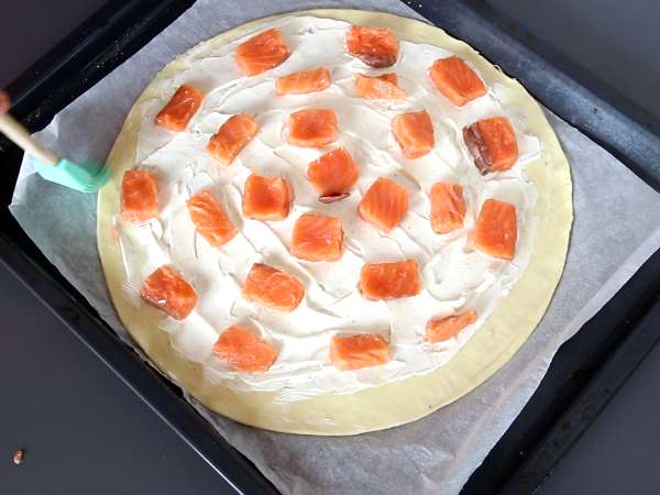 Люспест сладкиш със сьомга и фреш, идеален за похапване като аперитив - Подготовка стъпка 3