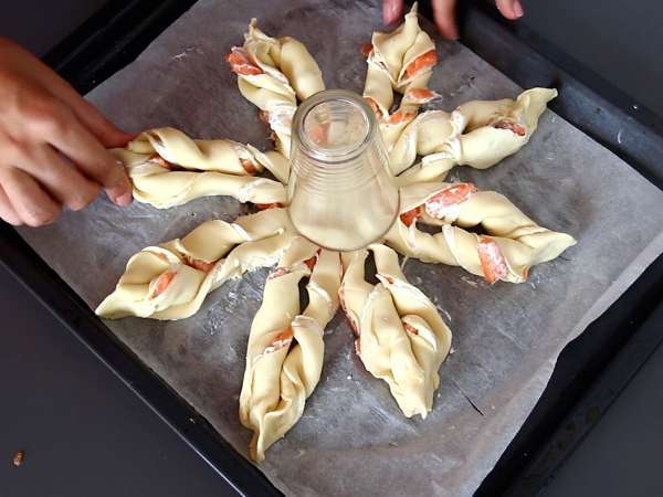 Люспест сладкиш със сьомга и фреш, идеален за похапване като аперитив - Подготовка стъпка 5