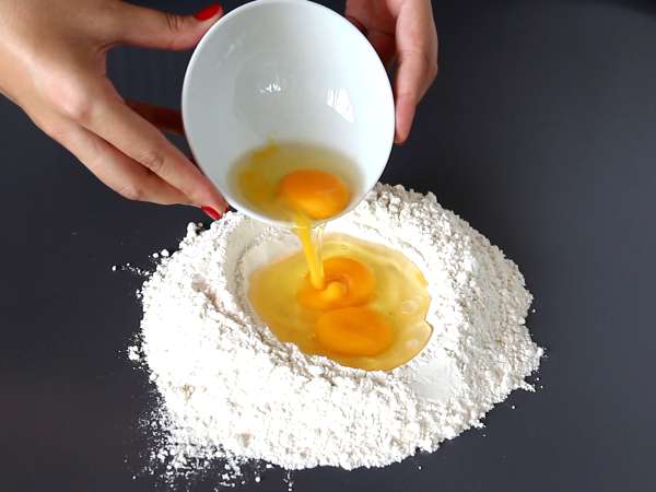 Как се приготвят яйчени гарганели - Подготовка стъпка 2