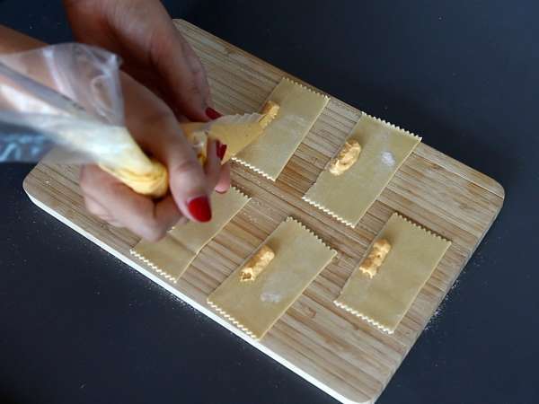 Равиоли с форма на бонбони с пълнеж от тиква и рикота Caramelle - Подготовка стъпка 10