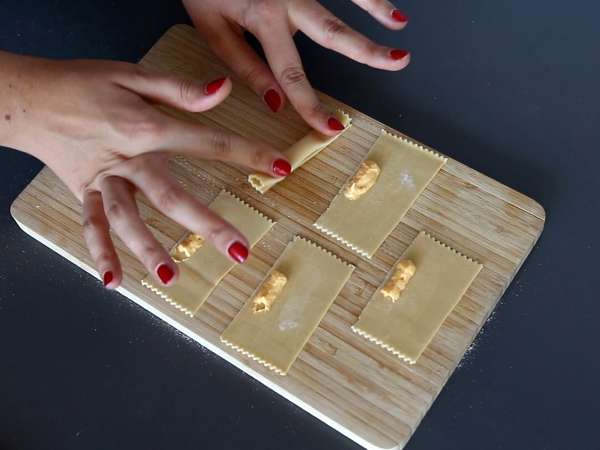 Равиоли с форма на бонбони с пълнеж от тиква и рикота Caramelle - Подготовка стъпка 11