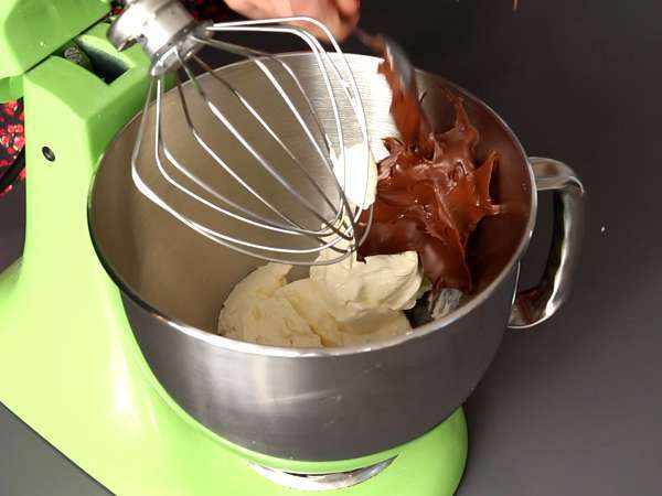 Бриош Pandoro с пълнеж от крем Nutella и ванилов крем във формата на коледна елха - Подготовка стъпка 1