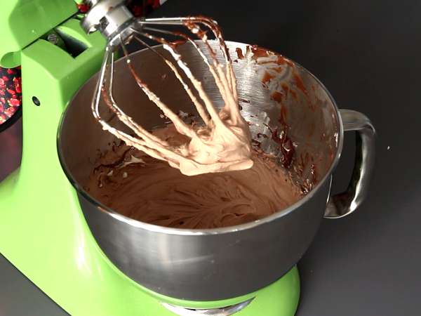 Бриош Pandoro с пълнеж от крем Nutella и ванилов крем във формата на коледна елха - Подготовка стъпка 2