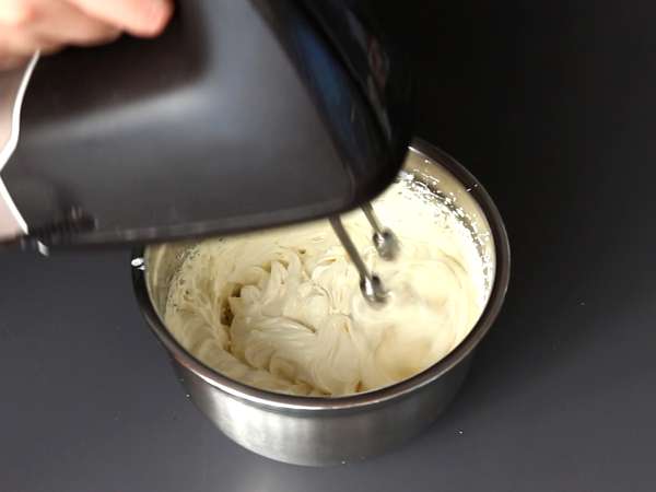 Бриош Pandoro с пълнеж от крем Nutella и ванилов крем във формата на коледна елха - Подготовка стъпка 4