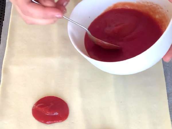 Макси извивки от бутер тесто (домати, шунка, моцарела, магданоз) - Подготовка стъпка 1