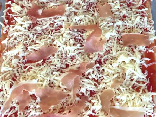 Макси извивки от бутер тесто (домати, шунка, моцарела, магданоз) - Подготовка стъпка 2