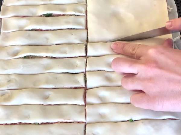 Макси извивки от бутер тесто (домати, шунка, моцарела, магданоз) - Подготовка стъпка 4