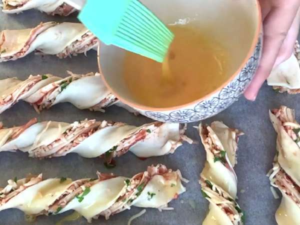 Макси извивки от бутер тесто (домати, шунка, моцарела, магданоз) - Подготовка стъпка 6