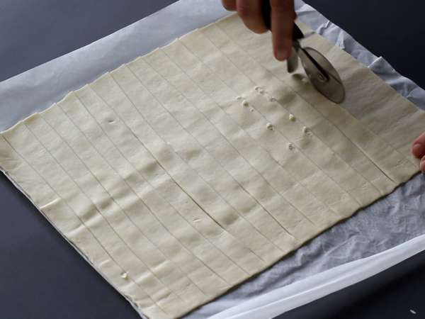 Сладки моркови от бутер тесто за великденски аперитив: козе сирене и сушени домати - Подготовка стъпка 1