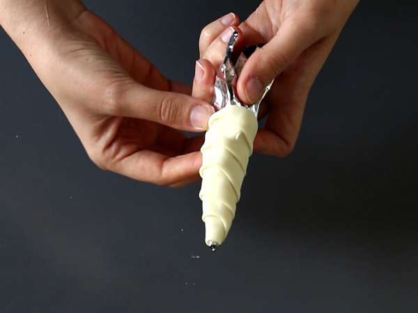 Сладки моркови от бутер тесто за великденски аперитив: козе сирене и сушени домати - Подготовка стъпка 3