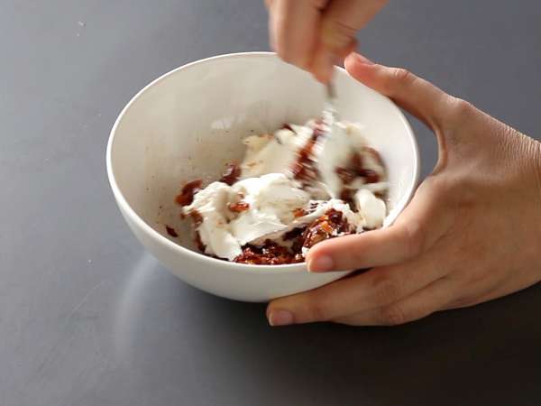 Сладки моркови от бутер тесто за великденски аперитив: козе сирене и сушени домати - Подготовка стъпка 5