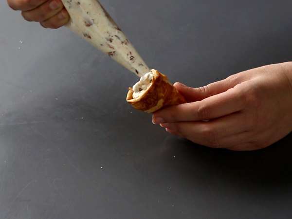 Сладки моркови от бутер тесто за великденски аперитив: козе сирене и сушени домати - Подготовка стъпка 6