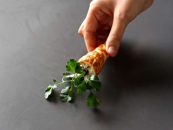 Сладки моркови от бутер тесто за великденски аперитив: козе сирене и сушени домати - Подготовка стъпка 7