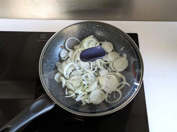 Омлет с лук, вкусната и лесна за приготвяне рецепта - Подготовка стъпка 2