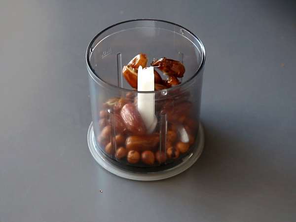 Енергийни топчета с фурми и фъстъчено масло - Подготовка стъпка 2