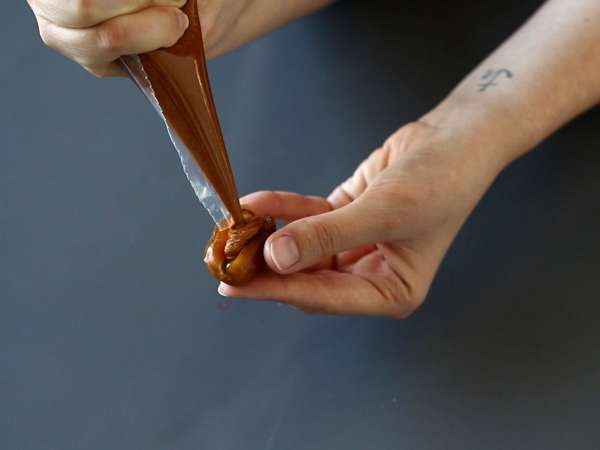 Домашно приготвени Сникърс: фурми, фъстъци и шоколад - здравословна закуска без добавена захар - Подготовка стъпка 2