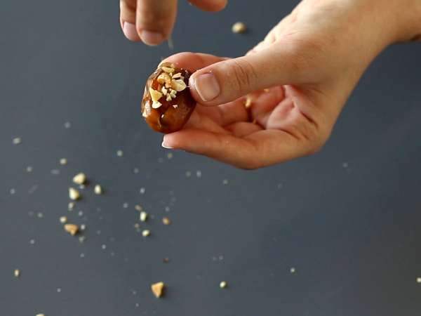 Домашно приготвени Сникърс: фурми, фъстъци и шоколад - здравословна закуска без добавена захар - Подготовка стъпка 3