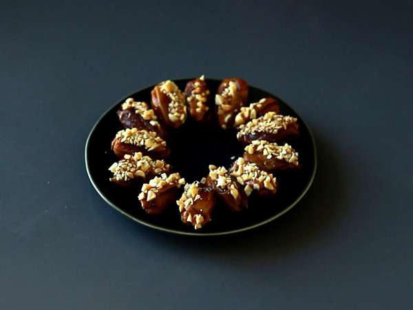 Домашно приготвени Сникърс: фурми, фъстъци и шоколад - здравословна закуска без добавена захар - Подготовка стъпка 4