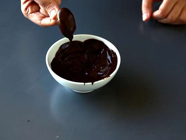 Домашно приготвени Сникърс: фурми, фъстъци и шоколад - здравословна закуска без добавена захар - Подготовка стъпка 5