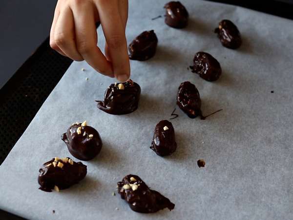 Домашно приготвени Сникърс: фурми, фъстъци и шоколад - здравословна закуска без добавена захар - Подготовка стъпка 6