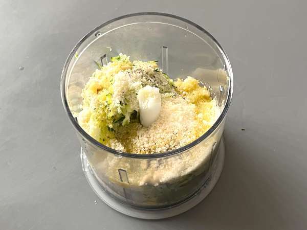 Песто от тиквички, бързата и вкусна рецепта без готвене - Подготовка стъпка 3