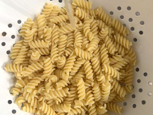 Студена паста с песто от тиквички, биволска моцарела и сушени домати - Подготовка стъпка 1