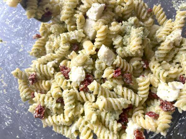 Студена паста с песто от тиквички, биволска моцарела и сушени домати - Подготовка стъпка 5