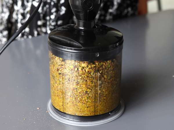 Песто от шамфъстък - лесен и вкусен сос - Подготовка стъпка 2