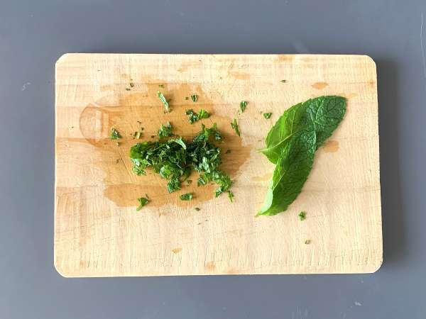 Сос от кисело мляко за салати и кюфтета - Подготовка стъпка 1