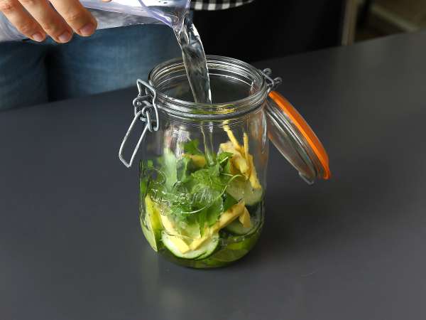 Вода с вкус на краставица, лайм, мента и джинджифил - Подготовка стъпка 3